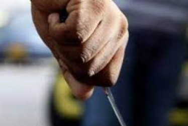 La víctima, de 26 años, recibió tres puñaladas y habría muerto en el mismo sitio donde sufrió el ataque.