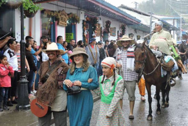 Asistentes disfrutaron de música, gastronomía y el tradicional Desfile de la Familia Castañeda en Salento.