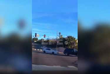 La camioneta se detiene bruscamente, lo que obliga al conductor de un sedán, que viajaba detrás, a frenar de golpe y detenerse muy cerca del bebé.