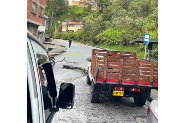 En la vía entre Villa Nueva y Ondas del Otún hay cierre total de la vía por caída de capa vegetal.  