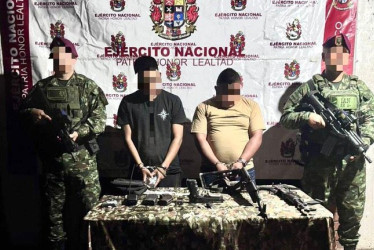 En una operación militar ofensiva, tropas del Batallón de Fuerzas Especiales Urbanas N.° 3, con apoyo del Batallón de Montaña N.° 8 de la #Brigada29, lograron la captura de dos presuntos integrantes del GAO-r Estructura Dagoberto Ramos Ortiz, entre ellos alias Pirulo, señalado como tercer cabecilla de esta estructura criminal, en el norte del #Cauca.