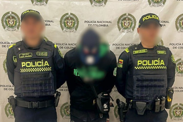 El hombre fue puesto a disposición de la entidad correspondiente por el delito de porte ilegal de armas de fuego.