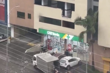 Un ciudadano grabó desde un edificio el siniestro con la caída del carro desde un tercer piso y el impacto sobre la turbo.