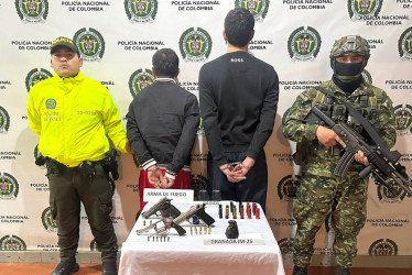 Los detenidos tenían armas de fuego, una granada y radios de comunicación.