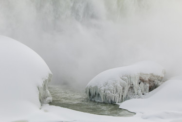 la base de las Cataratas del Niágara congelada en su parte canadiense este sábado, en Ontario (Canadá).