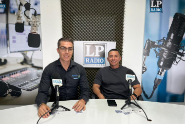  Santiago Lasso Ríos, de la Oficina de Turismo de la Alcaldía de Villamaría, y Juan David Sáenz, propietario de Chorizos Sáenz.