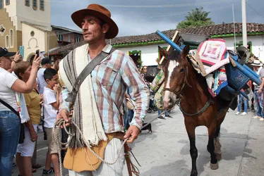 Alta afluencia en el inicio de las fiestas conmemorativas en Salento (Quindío).