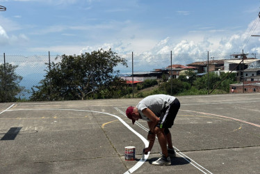 El alcalde de Filadelfia, Óscar Eduardo Alzate Cano, continúa con la meta de lograr convertirlo en un municipio deportivo. Dentro de las inversiones del 2025 se mejoraron escenarios deportivos, como este de la vereda Samaria. 