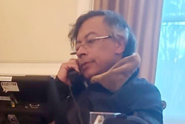 Fotografía tomada de la cuenta en X @DapreCol del Departamento Administrativo de la Presidencia de Colombia del presidente colombiano Gustavo Petro, durante una llamada con su homólogo de EE.UU. Donald Trump.