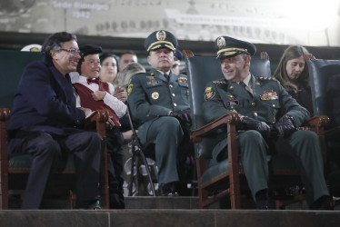 El presidente de Colombia, Gustavo Petro (i), habla junto al general Hugo Alejandro López.