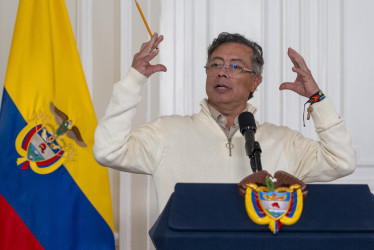 Fotografía cedida por la Presidencia de Colombia que muestra a su mandatario, Gustavo Petro, hablando durante una reunión este martes, en Bogotá (Colombia).