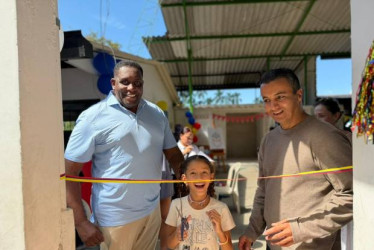 Fotos I Cortesía para LA PATRIA  Momento de alegría. Apertura oficial al nuevo Centro de Ciencias. De izquierda a derecha: Rhod Terrence Williams (benefactor y dueño de Integrated Foods), María Antonia Colorado (estudiante) y David Giraldo (rector I.E. La Trinidad).