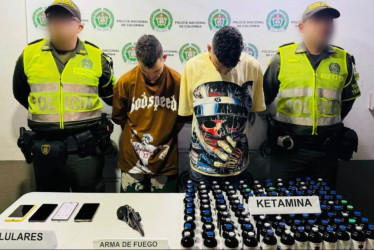 Además de la sustancia incautaron un revólver, cuatro celulares y el carro en el que se movilizaban. 