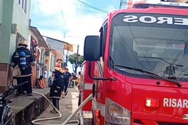 Una veladora habría provocado la conflagración que alcanzó a afectar un tubo de gas domiciliario.
