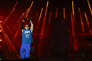 J Balvin, artista colombiano que estará en el Flag Football Game del Super Bowl.