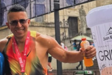 La familia de Jhon Alexánder Vásquez, deportista recreativo de 47 años, natural de Dosquebradas, no desfallece en la búsqueda de su ser querido.  Desde su desaparición el pasado sábado 27 diciembre de 2025, han pasado seis días sin que puedan encontrar al ingeniero que practicaba atletismo por una vereda de Santa Rosa de Cabal.   La esposa Vásquez y el hermano, grabaron un video donde mencionan datos claves que pueden servir para dar con el paradero del hombre.  Vásquez fue visto por última vez en el sector