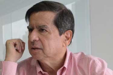 Juan Fernando Cristo es abogado de la Universidad de los Andes, fue ministro del Interior en dos ocasiones, cónsul en Caracas (Venezuela), viceministro de relaciones exteriores y embajador en Grecia.