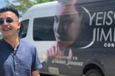 uan Manuel Rodríguez posa para la foto teniendo de fondo el bus del intérprete de música popular Yeison Jiménez. 
