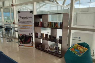 Viajeros nacionales e internacionales ahora cuentan con espacios de lectura en el aeropuerto El Edén, una apuesta cultural del Quindío para visibilizar a sus autores.