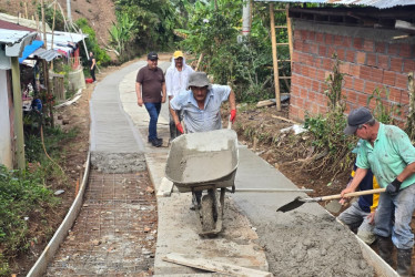  La unión entre la comunidad, el Gobierno de Marquetalia y el Comité de Cafeteros para construir placas huella es un logro que destaca el alcalde Edwin Jesús Sánchez. Este 2025 lograron casi 3 kilómetros, y la meta para este año es de 4 km, con una inversión de $220 millones por kilómetro. En la foto los trabajos en la vereda San Roque.