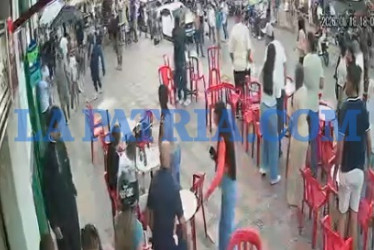 La riña se generó en un bar y se trasladó al atrio, donde ciudadanos compartían con tranquilidad.