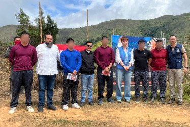 Los policías liberados fueron entregados a una comisión humanitaria integrada por la Iglesia católica, la Misión de Verificación de las Naciones Unidas en Colombia y la Defensoría del Pueblo.