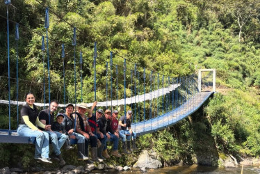 Entrega del puente en el sector La Ensillada, sobre el río Guarinó, en la vereda Rincón Santo.