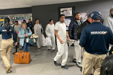 Los colombianos llegan al aeropuerto El Dorado de Bogotá y son recibidos por funcionarios de Migración Colombia y de la Cruz Roja Colombiana.