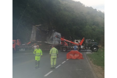 Labores de retiro del vehículo que se accidentó en la madrugada de este sábado en la vía Manizales - Medellín.