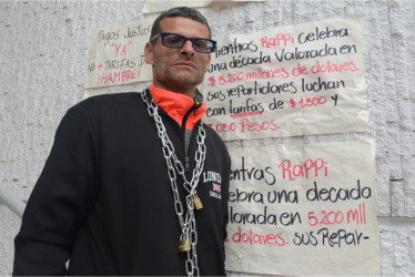 Rodrigo Gómez Salazar cumple este año seis años vinculado a Rappi y desde el lunes está encadenado en señal de protesta.
