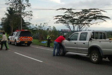 Autoridades de tránsito atendieron la emergencia registrada en el sector de Colillas, donde un accidente cobró la vida de un joven motociclista.