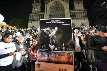 Los manizaleños acudieron a la cita en la Plaza de Bolívar para darle el último adiós a Yeison Jiménez. 