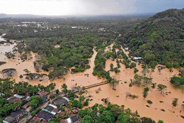 Reproducción | LA PATRIA  Mas de la mitad del pueblo de Puerto Escondido (Córdoba) está bajo el agua.