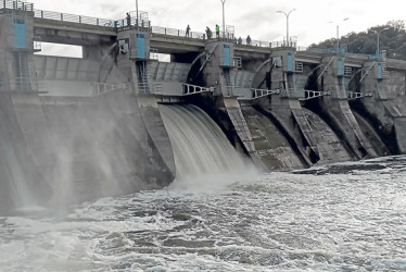 Vista del embalse de El Vicario (Ciudad Real). Cientos de personas observan el desembalse de varias presas que han alcanzado su máxima capacidad tras las lluvias.