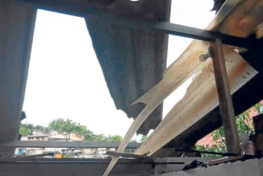 Una de las dos casas afectadas por los fuertes vientos en Salamina.