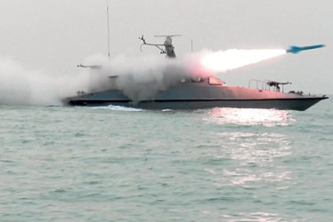 Foto | EFE | LA PATRIA  En un aparente gesto de desafío, la Guardia Revolucionaria iraní realizó ayer ejercicios navales en el estratégico estrecho de Ormuz, centrados en la “reacción rápida” frente “a conspiraciones contra la seguridad” del país.