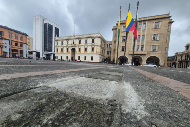 Repararon huecos de la Plaza de Bolívar