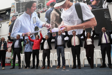 De izquierda a derecha, los precandidatos a la Presidencia de Colombia Juan Daniel Oviedo, Mauricio Cárdenas, Paloma Valencia, Juan Manuel Galán, Aníbal Gaviria, Enrique Peñalosa, Juan Carlos Pinzón, Vicky Dávila y David Luna participan en la inscripción de la Gran Consulta por Colombia.
