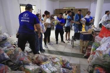 El centro de acopio recibe donaciones de alimentos no perecederos, ropa, mantas y kits de higiene personal que son clasificados, inventariados y despachados hacia los municipios más afectados.