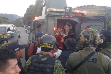 Militares acompañan el reencuentro de la senadora indígena Aída Quilcué (c- abajo) con su familia este martes, en el Cauca (Colombia). 
