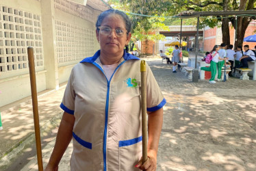 Una sola persona limpia 11 bloques escolares en jornada doble