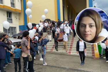 El féretro de Adriana Ramírez sale de la parroquia de Aranzazu luego de que amigo y familiares la acompañaron en su misa de exequias.