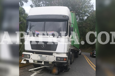 Pese a lo aparatoso del accidente, el motociclista se salvó de caer bajo el vehículo y no sufrió lesiones.
