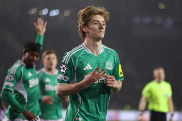 Anthony Gordon del Newcastle United celebra después de marcar cuatro goles durante el partido de ida de los play-offs de la Liga de Campeones entre Qarabaq FK y Newcastle United en Bakú, Azerbaiyán, este 18 de febrero del 2026.