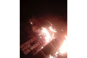 La campaña de Juan Carlos Pinzón denunció la quema de sus vallas en El Zulia, Norte de Santander. Atribuye el hecho a grupos ilegales.