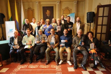 Los 13 autores seleccionados recibirán una colección de 150 libros