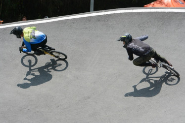 La carrera de los Open en la Válida de la Copa CBO de BMX en el Bosque Popular el Prado de Manizales.