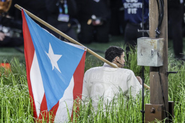 Bad Bunny sosteniendo una bandera de Puerto Rico durante su presentación en el medio tiempo del Super Bowl LX.