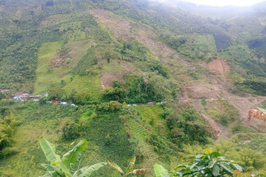 Las lluvias afectan las vías hacia la Institución Educativa Llanadas, en Manzanares (Caldas). Se suspendieron clases presenciales el 3 y 4 de febrero por seguridad. En la foto, el cercano sector Buenavista, punto crítico que tuvo un derrumbe este 1 de febrero.