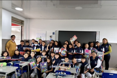 Estudiantes de diferentes instituciones educativas del Quindío recibieron kits escolares y chalecos dentro de la estrategia Clubes Defensores del Agua.